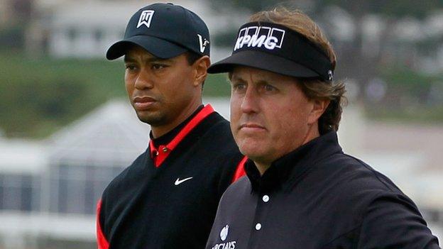 Tiger Woods (l) and Phil Mickelson