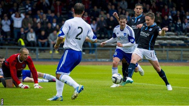 Simon Ferry scores for Dundee against Peterhead