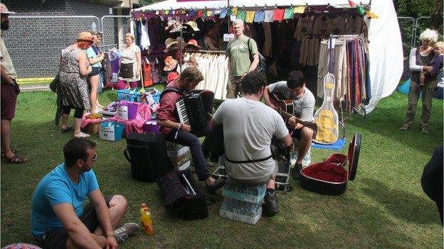 impromptu performance by people at the festival