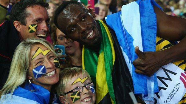 Usain Bolt joins in a 'Commonwelfie'