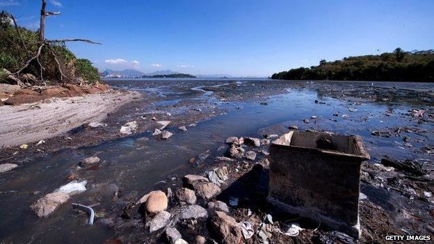 Pollution in Rio's Guanabara Bay, 30 July 14