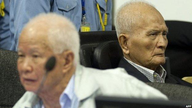 Former Khmer Rouge leaders Khieu Samphan (left) and Nuon Chea (right) in the courtroom at ECCC in Phnom Penh on 31 October, 2013