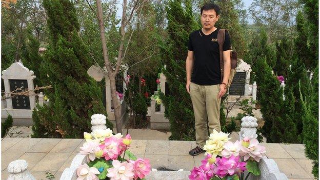 Picture of Wang Jiannan at his father's tomb