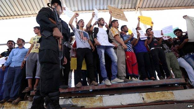 Iraqi Yazidi demonstrate outside UN offices in Kurdish city of Erbil. 4 Aug 2014