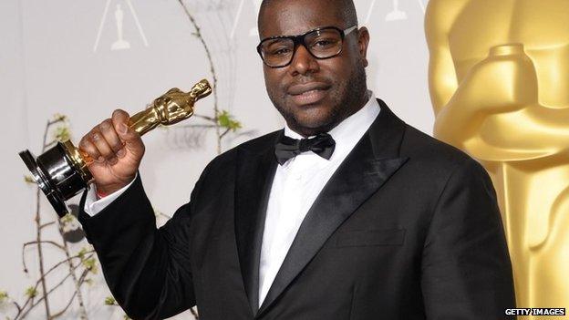 Director Steve McQueen holding his Oscar