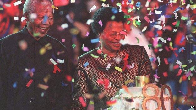 Nelson Mandela with his new wife, Graca Machel, next to his birthday cake, at a reception held at Gallagher Estate outside Johannesburg Sunday, 19 July 1998