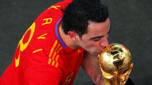 Xavi kisses the World Cup