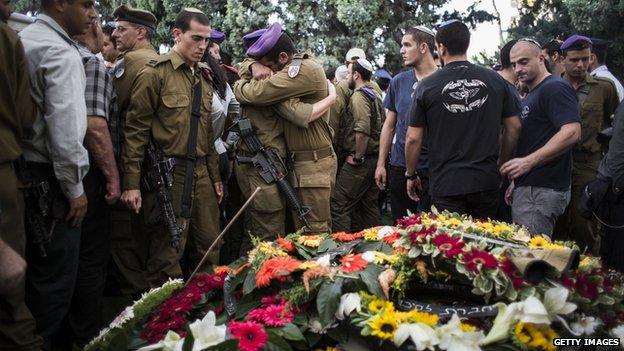 Friends and relatives mourn during the funeral for Israeli Lt. Hadar Goldin on August 3, 2014 in Kfar-saba, Israe