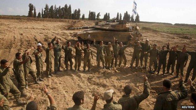 Israeli soldiers celebrate after returning from Gaza, 5 Aug