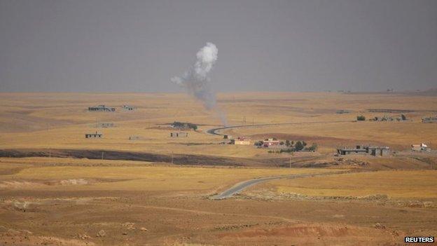 Smoke rises from the scene of a battle between Kurdish and Islamic State fighters on the outskirts of Sinjar (5 August 2014)