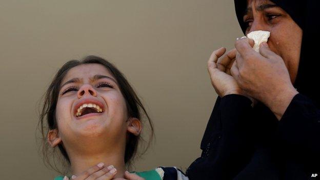 Palestinian mother and child crying (6 August 2014)