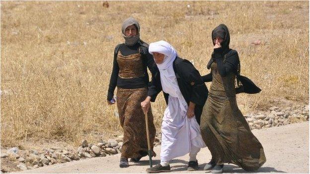 Families from the Yazidi religious minority on the outskirts of Sinjar, west of Mosul on 5 August 2014.