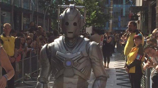 Cybermen on red carpet