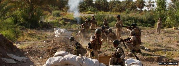 Iraqi soldiers firing at Islamic militants