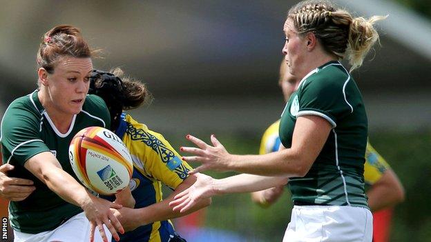 Lynn Cantwell offloads to flanker Sharon Lynch for Ireland's opening try.