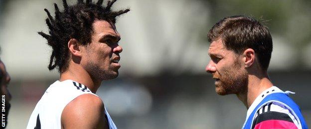 Real Madrid's Pepe and Xabi Alonso in training