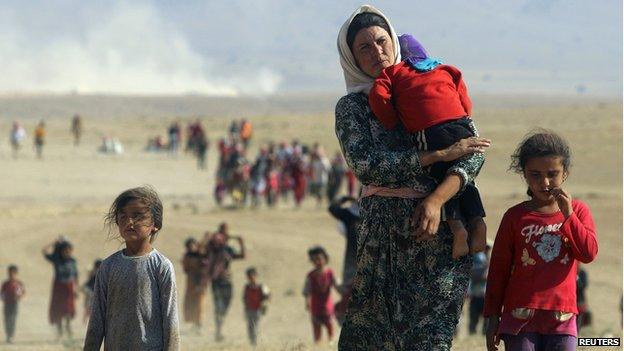 Displaced Yazidis walk towards the Syrian border near Mount Sinjar (11 August 2014)