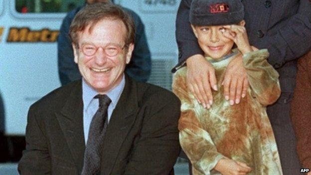 A file picture taken on December 22, 1998 shows Academy Award-winning actor Robin Williams (L) with family members Cody (C), Zelda (R) and former wife Marsha (back R) during Williams" hand and footprint ceremony outside the world famous Mann"s Chinese Theatre in Hollywood, California.