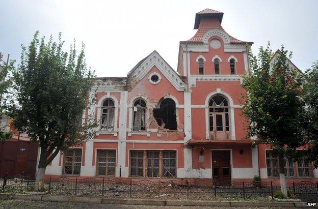 A shell-damaged building in Luhansk, eastern Ukraine (19 July 2014)