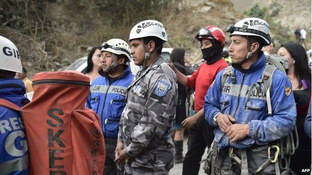 Rescue workers gather in Catequilla near Quito after a 5.1-magnitude earthquake rattled the Ecuadoran capital and the surrounding area (12 August 2014)