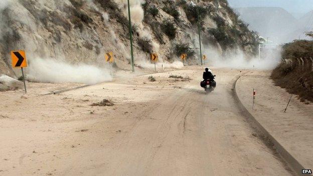 A motorcyclist rides along the Pan-American Highway in Oyacoto (12 August 2014)