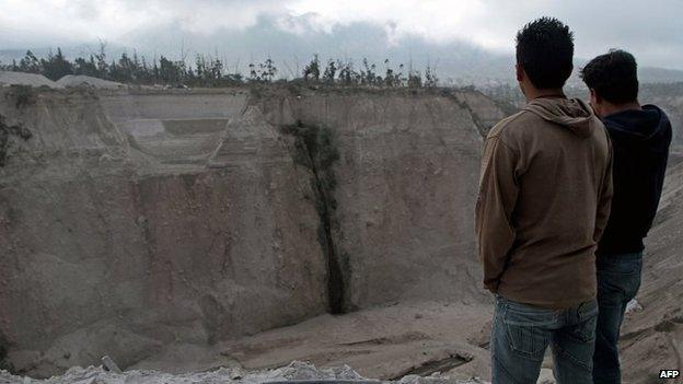 Two men look at the Catequilla quarry, near Quito (12 August 2014)