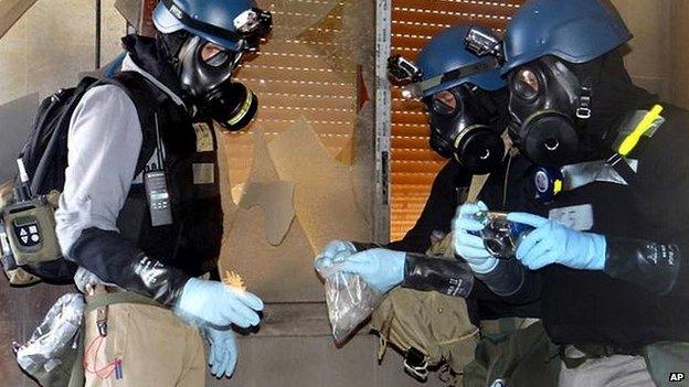 Members of the UN investigation team take samples from the ground in the Damascus countryside of Zamalka, Syria (29 August 2013)