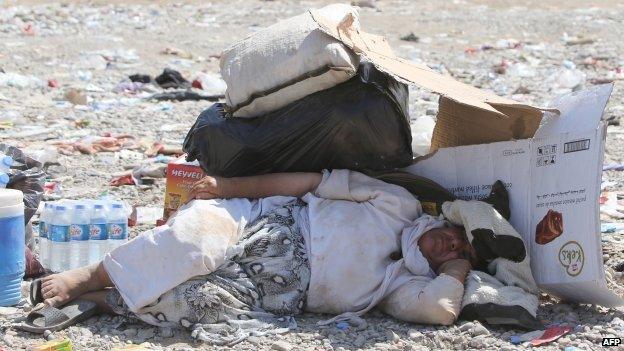 A displaced Iraqi from the Yazidi community rests after crossing the Syrian-Iraqi border at the Fishkhabur crossing, in northern Iraq, on 13/08/2014