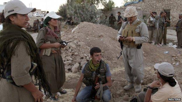 Kurdish fighters on the front line in Makhmur (9 August 2014)