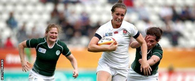 Emily Scarratt (centre)