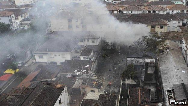 An aerial view of the area where a private jet carrying Brazilian presidential candidate Eduardo Campos crashed in Santos (13 August 2014)