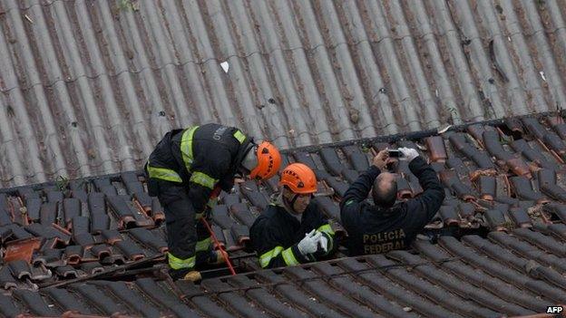 Rescuers work on the site of the crash of the Cessna 560XL aircraft carrying Eduardo Campos (13 August 2014)