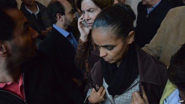 Marina Silva leaves after a news conference in Santos (13 August 2014)