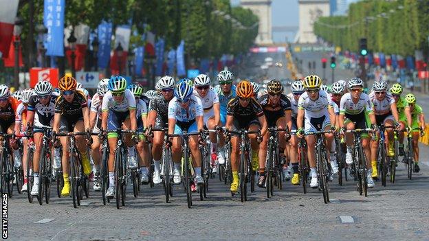 Cyclists line up to start La Course