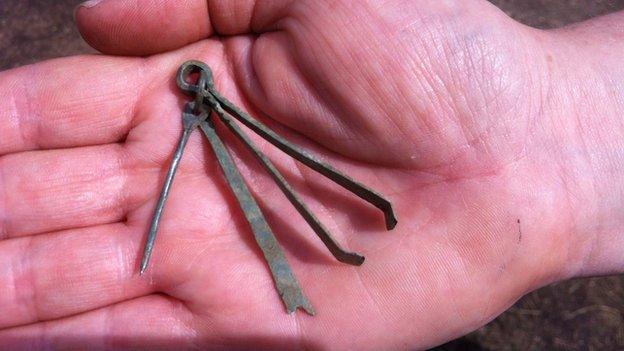 Roman soldier’s toilet set, with tweezers, ear scoop and nail cleaner