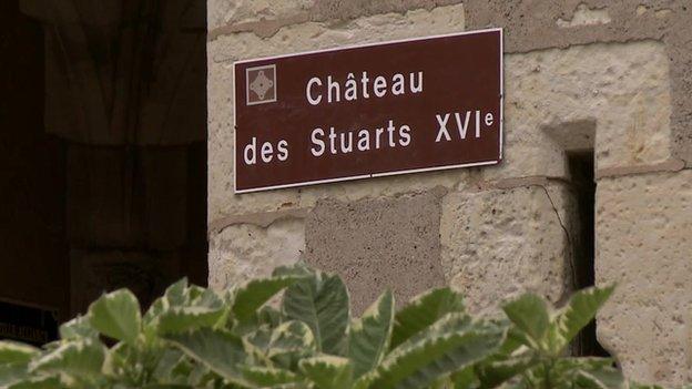 A sign stats "Chateau des Stuarts XVIe"