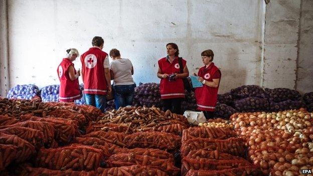 The Red Cross checks a second aid convoy - sent by Ukraine - for cities in the east, 15 Aug