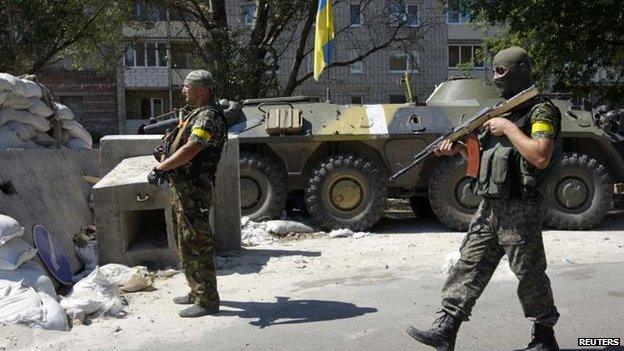 Ukrainian servicemen guard a checkpoint outside Donetsk, 15 Aug