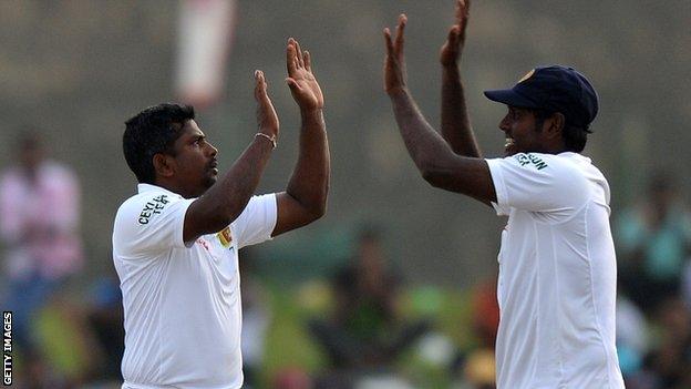 Rangana Herath (left) and Angelo Mathews