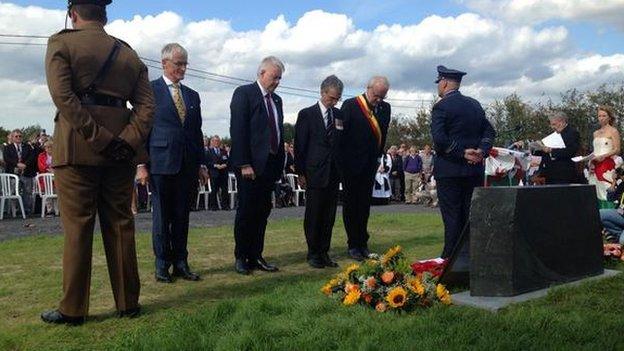 First Minister Carwyn Jones laid one of the wreaths after the unveiling