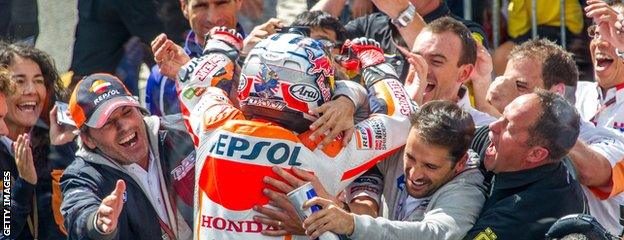 Dani Pedrosa celebrates with Honda pit crew