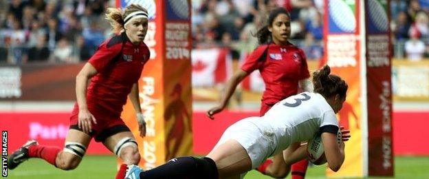 Emily Scarratt scores