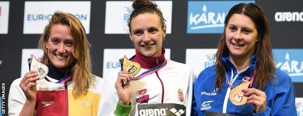 Britain's Aimee Willmott (right)