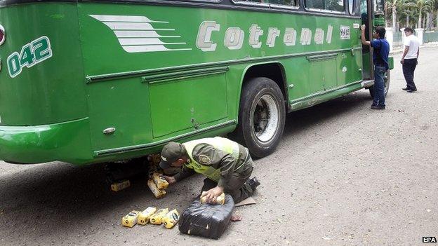 Colombian police check vehicle coming from Venezuela, 12 Aug 2014