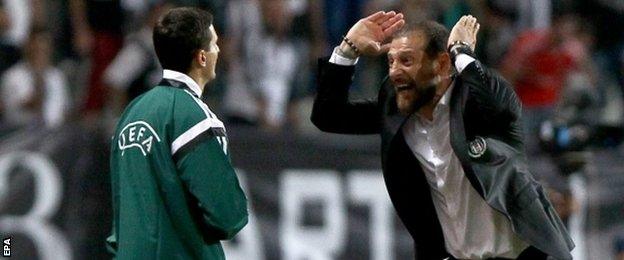 Besiktas head coach Slaven Bilic was sent off for arguing with the officials