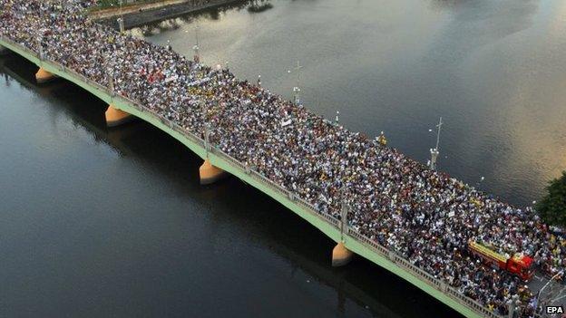 Thousands of people escort the coffin of late Brazilian presidential candidate Eduardo Campos during his funeral in Recife on 17 August 2014.