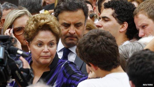 Dilma Rousseff talks to the family of late presidential candidate Eduardo Campos during the wake at the Pernambuco Government Palace in Recife on 17 August, 2014