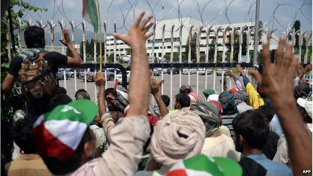 Pakistani supporters of Canada-based preacher Tahirul Qadri gather in front of the Parliament during the "Revolution March" protest in Islamabad on 20 August 2014