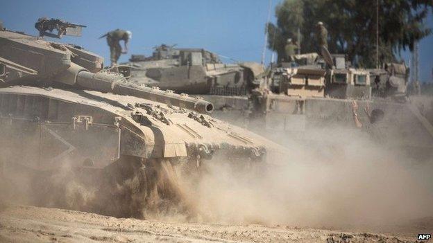 Israeli tanks near the Gaza frontier (20 August 2014)