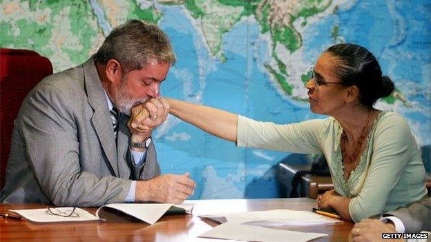 President Lula kisses the hand of Marina Silva on 13 February 2006